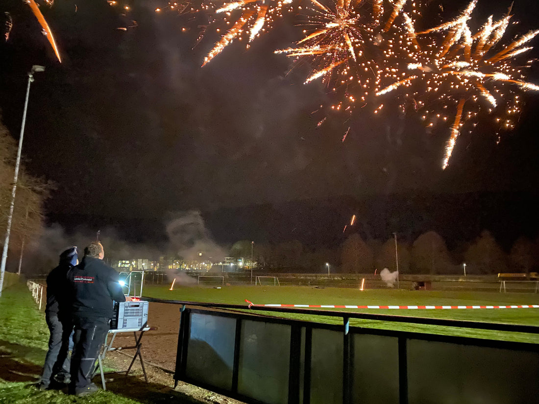 Feuerwerk beim Osterfeuer der Freiwilligen Feuerwehr Coppenbrügge 2024