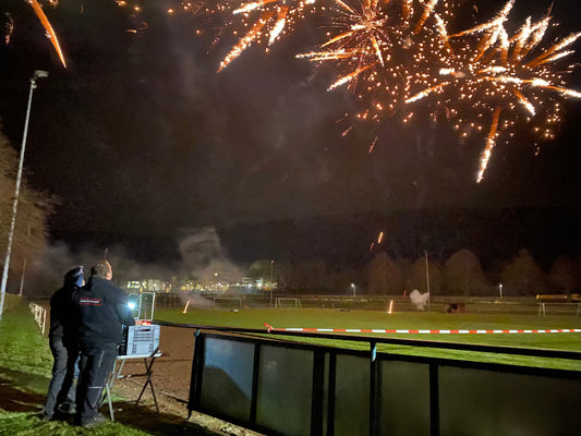 Feuerwerk beim Osterfeuer der Freiwilligen Feuerwehr Coppenbrügge 2024